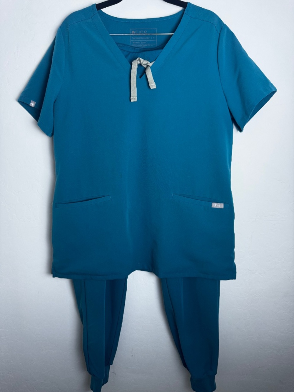 FIGS Pacific Blue Casma Top Medium +  Zamora Joggers Medium